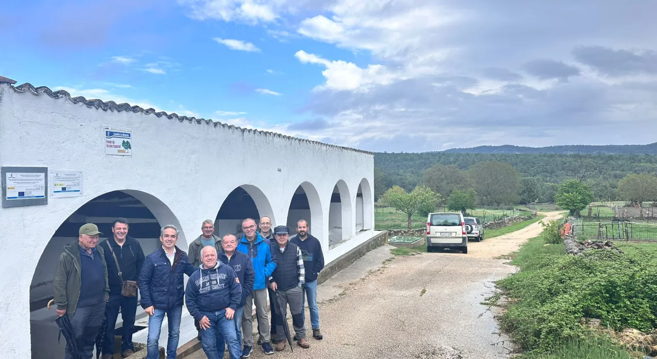 El delegado provincial de Agricultura, Ganadería y Desarrollo Rural ha visitado las comunidades de regantes ‘San Isidro’, en Huerta del Marquesado, y ‘Río Laguna y Novatío’, en Campillos Sierra