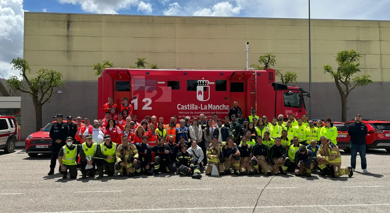 Efectivos de los grupos de emergencia que han participado en el simulacro del Plan de Emergencia Exterior de DHL-L’Oréal en Quer