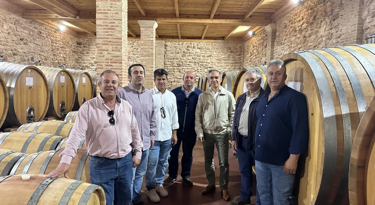 El delegado provincial de Agricultura, Ganadería y Desarrollo Rural, Rodrigo Fernández Alcalde, ha visitado, en Las Mesas, Bodegas Parra Jiménez y Bodegas Horcaja