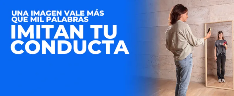 Una imagen vale más que mil palabras, imitan tu conducta. Se muestra una mujer con el móvil