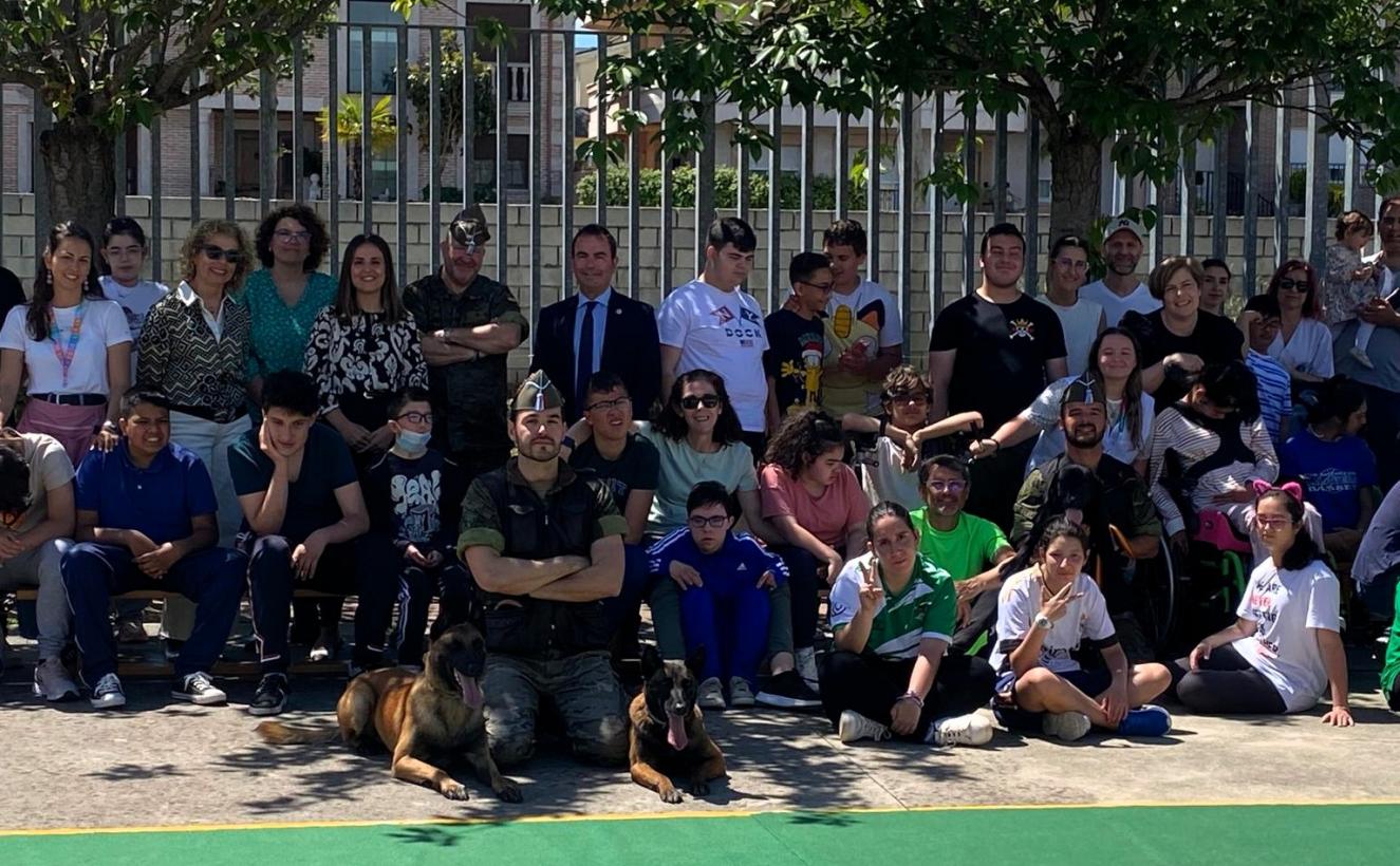 Imagen del artículo El CPEE Bios de Talavera abre sus puertas a unos maestros y maestras de cuatro patas muy especiales