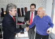 Leandro Esteban saluda a uno de los socios de Pertini, Manuel Tarraga
