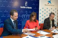 Paloma Leis firma del convenio entre la Consejeria y La Caixa