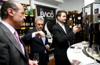 Leandro Esteban asiste a la inauguración de la tienda El Sueño de Baco. III
