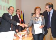Ruiz Molina entrega un diploma de reconocimiento a María Eugenia Banegas