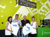 Gallego en el stand del Instituto de la Juventud en la Party Quijote.