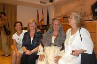 Herrero (2i), junto a la alcaldesa de La Puebla de Montalbán, Araceli Ladera (i) y la actriz Terele Pávez (d).