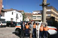 Magdalena Valerio, junto al vehículo que entregó a la Agrupación de Voluntarios de Protección Civil de Castillo de Bayuela