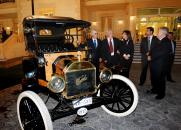 Barreda posa junto a un automóvil antiguo