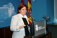 Paula Fernández atiende a los medios de comunicación antes de su comparecencia en las Cortes regionales.