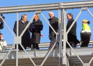 Barreda y Chacón visitan el puente construido por la UME sobre el río Fresneda en Mestanza