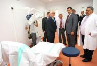Imagen de archivo del presidente Barreda visitando el nuevo Centro de Salud de Villahermosa.