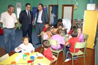 Hugo Muñoz visita una guardería de temporeros de vendimia en Villanueva de Alcardete