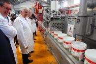 Barreda visitó la empresa de pinturas JAFEP. Durante el recorrido a las instalaciones, el presidente hizo entrega a la fábrica de una certificación de calidad medioambiental