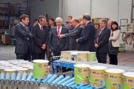 El presidente de Castilla-La Mancha, José María Barreda, visitó hoy en La Roda la empresa de pinturas MACY a cuyos responsables  entregó la Etiqueta Ecológica