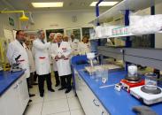 Barreda en el laboratorio de Indas, una empresa líder en la fabricación de productos sanitarios e higiénicos derivados de la celulosa, gasa y algodón que se distribuyen a tr