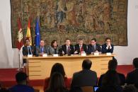 El presidente de Castilla-La Mancha, Emiliano García-Page, firma con responsables de las diputaciones provinciales el acuerdo de adhesión al Plan Extraordinario y Urgente 