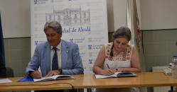 La directora del Instituto de la Mujer en funciones, Araceli Martínez, junto al Rector de la UAH, José Vicente Saz, presentan el convenio para la creación de una Cátedra de Investigación de Género.