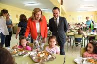 Más de 6.600 alumnos podrán beneficiarse de la beca de comedor este verano gracias al acuerdo de la Junta con 25 ayuntamientos de la región   