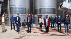 La consejera de Igualdad y portavoz del Gobierno regional, Blanca Fernández, y el consejero de Agricultura, Agua y Desarrollo Rural, Francisco Martínez Arroyo, visitan la Bodega Cooperativa ‘Ángel del Alcázar’