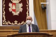  El vicepresidente del Gobierno regional, José Luis Martínez Guijarro, durante su intervención en el debate sobre el Plan Castilla-La Mancha Avanza, en el Pleno de las Cortes regionales celebrado hoy en Toledo.