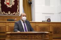  El vicepresidente del Gobierno regional, José Luis Martínez Guijarro, durante su intervención en el debate sobre el Plan Castilla-La Mancha Avanza, en el Pleno de las Cortes regionales celebrado hoy en Toledo.