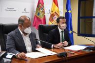El consejero de Desarrollo Sostenible, José Luis Escudero, firma con el rector de la UCLM, Julián Garde, el convenio para la creación de la ‘Cátedra de Economía Circular’ en la Universidad de Castilla-La Mancha (UCLM).
