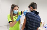 El 63,1 por ciento de las personas de entre 12 y 19 años, ya ha recibido una dosis de la vacuna contra el COVID-19 en Castilla-La Mancha