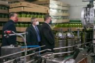 El presidente de Castilla-La Mancha, Emiliano García-Page, ha visitado la almazara ´Aceites Delgado´