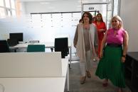 La consejera Patricia Franco inaugura el espacio de emprendimiento y coworking de El Casar, donde analiza los datos de paro registrado