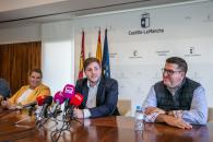 El consejero de Fomento, Nacho Hernando, se reúne, junto con la alcaldesa de Talavera de la Reina, Tita García y con los integrantes del Pacto Social por el Ferrocarril