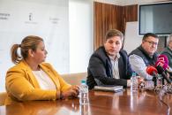 El consejero de Fomento, Nacho Hernando, se reúne, junto con la alcaldesa de Talavera de la Reina, Tita García y con los integrantes del Pacto Social por el Ferrocarril