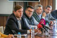 El consejero de Fomento, Nacho Hernando, se reúne, junto con la alcaldesa de Talavera de la Reina, Tita García y con los integrantes del Pacto Social por el Ferrocarril