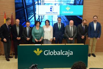 La consejera de Economía, Empresas y Empleo, Patricia Franco, firma, con el director general de Globalcaja, Pedro Palacios, dos convenios de colaboración entre la entidad y el Gobierno de Castilla-La Mancha en materia de formación y empresas