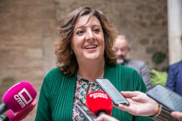 imagen de la noticia La consejera de Economía, Empresas y Empleo, Patricia Franco, presenta, junto al rector de la Universidad de Castilla-La Mancha, Julián Garde, el libro de Casos de Éxito en la Economía Social en Castilla-La Mancha.