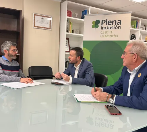 	El comisionado para la Accesibilidad del Gobierno regional, José Luis Escudero, ha mantenido una reunión con representantes de Plena Inclusión CLM