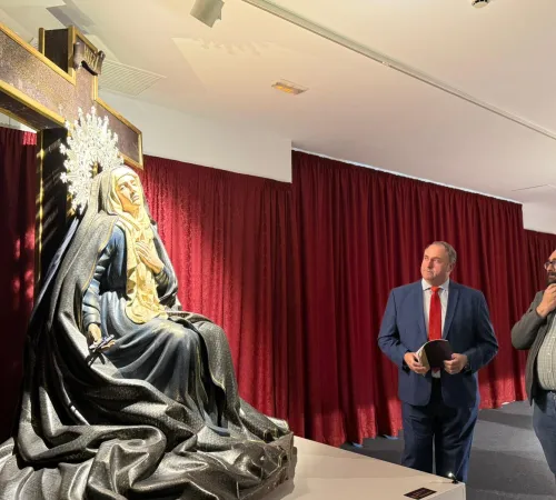 El consejero de Agricultura, Ganadería y Desarrollo Rural, Julián Martínez Lizán, ha visitado hoy en el Museo de la Semana Santa de Hellín.