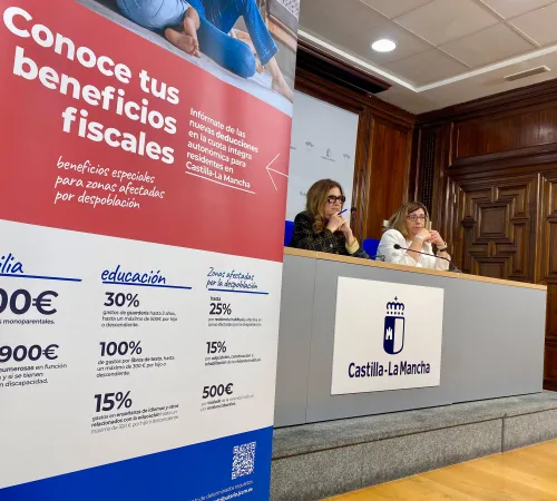 La directora general de Tributos y Ordenación del Juego, Susana Pastor, presenta las deducciones fiscales en el tramo autonómico de la campaña de la renta en Guadalajara