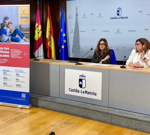 La directora general de Tributos y Ordenación del Juego, Susana Pastor, presenta las deducciones fiscales en el tramo autonómico de la campaña de la renta en Guadalajara