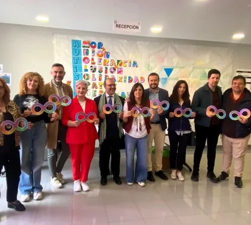 La delegada de la Junta participa en el Día Mundial de Visibilización del Autismo con APANAG