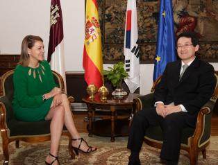 María Dolores Cospedal en su reunión con el embajador de Corea del  Sur en España, Oh Dae-Sung.