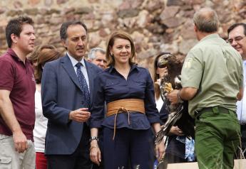 Cospedal participa en la liberación de un águila real en Almonacid de Toledo