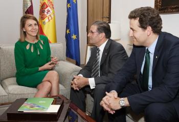 Cospedal recibe la Memoria anual de Caja Rural de Castilla-La Mancha