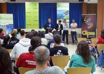 Javier Gallego junto a los monitores que van a participar en el programa ‘Verano Joven’