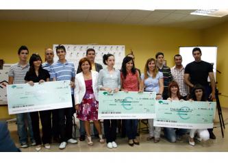 Paula Fernández con los ganadores del III Concurso de Proyectos “Jóvenes Emprendedores”