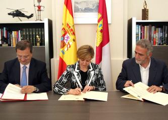 Araújo y Sánchez Pingarrón firman convenios con el alcalde de Almadén