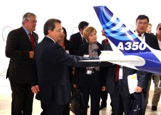 Araújo en el Salón Internacional de la Aeronáutica de París.