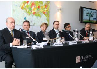 Araujo durante la feria aeronáutica de Paris con empresarios del sector