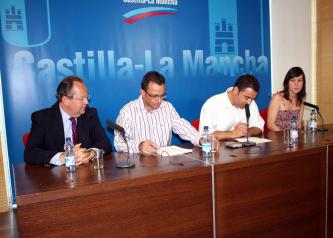 Javier Gallego entrega premio sobre encuesta sobre Carné Joven.