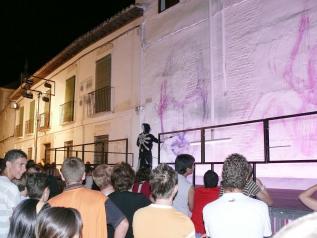 Suso33 abarrotó una de las plazas de Almagro con su arte sobre las paredes de los edificios.